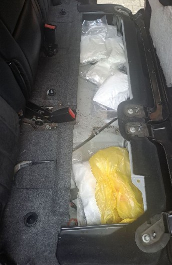 PAO JOŠ JEDAN DILER Beograđaninu (24) u automobilu pronađeno 6,2 kg SUMNJIVOG PRAŠKA: Hapšenje u Šapcu! (FOTO)