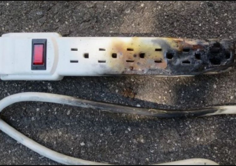 OVE UREĐAJE NI U LUDILU NA UKLJUČUJTE U PRODUŽNI KABL Rizik od požara je OGROMAN