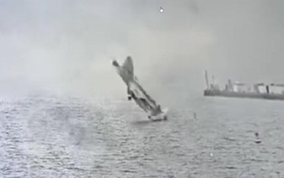 ZASTRAŠUJUĆI SNIMAK PADA AMERIČKOG BORBENOG AVIONA: Pad u more, a onda snažna eksplozija! (VIDEO)