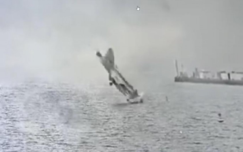 ZASTRAŠUJUĆI SNIMAK PADA AMERIČKOG BORBENOG AVIONA: Pad u more, a onda snažna eksplozija! (VIDEO)