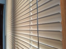 Kako očistiti PVC venecijanere? Bukvalno će se cakliti, sa ova 2 trika skinućete svu prljavštinu