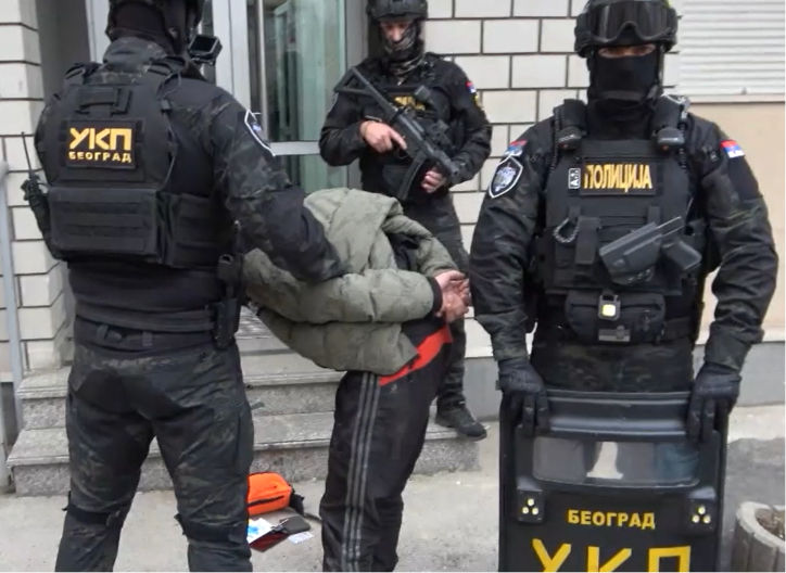 POGLEDAJTE SNIMAK HAPŠENJA OSUMNJIČENOG ZA UBISTVO U SOPOTU Pao ispred štek stana (FOTO/VIDEO)