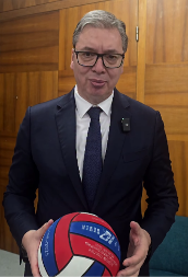 VUČIĆ DOBIO ŠAMPIONSKI POKLON OD VATERPOLISTA "Potpisali su je momci, čuvaćemo je ovde u Predsedništvu" (VIDEO)
