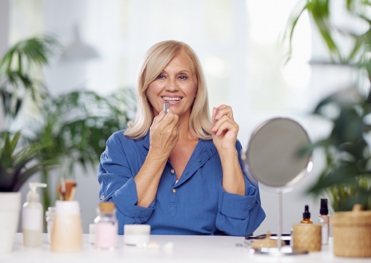 Šminka za žene iznad 50 godina: Trikovi koji brišu godine s lica, podmladiće vas očas posla!
