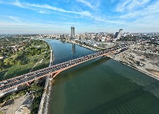 DRAMA NA GAZELI Muškarac stoji sa spoljne strane ograde mosta i preti da će da skoči