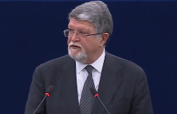 PICULA SADA KAŽE "REKAO SAM IM U BEOGRADU"! PA OVO JE SRAMOTA! Vidite šta radi, on da Srbima drži lekcije o poštovanju žrtava!?