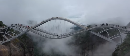 NEOBIČAN MOST IZNAD PROVALIJE PRELAZE SAMO NAJHRABRIJI Ljudima se vrte u glavi kad ga pogledaju - evo kako izgleda preći preko njega