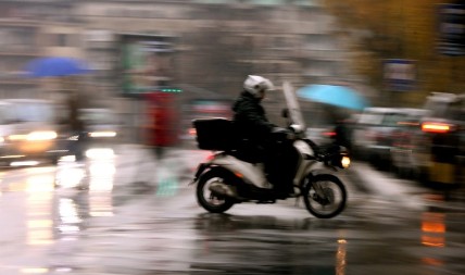 SPREMITE SE, STIŽU NALETI OLUJNOG VETRA Ujutru mraz, preko dana kiša, a evo gde će padati sneg 