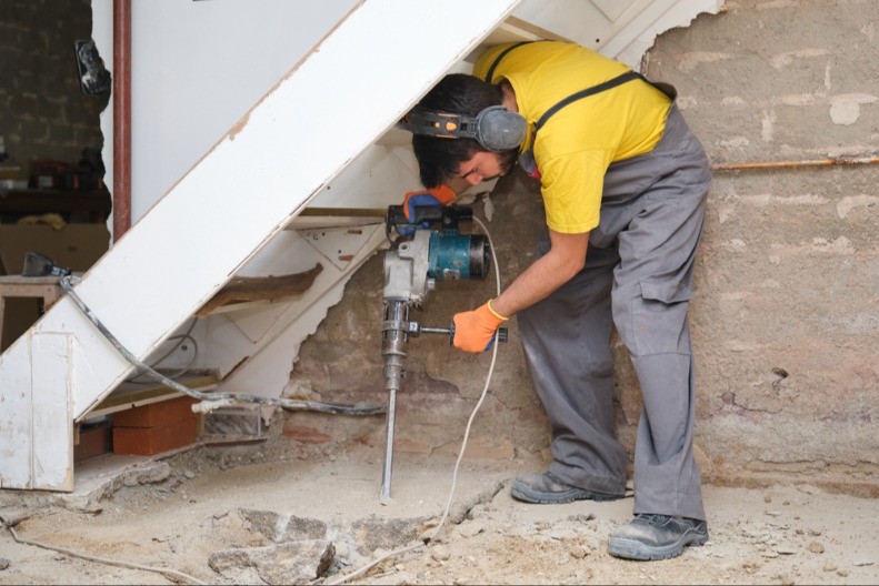 KUPILI CRKVU MISLEĆI DA JE KUĆA Kad su podigli pod, sledila im se krv u žilama! (VIDEO)