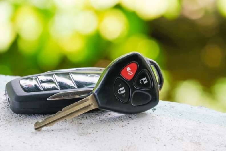 ČEMU SLUŽI OVO DUGME NA KLJUČEVIMA AUTA? Ne znaju ni najiskusniji vozači (VIDEO)
