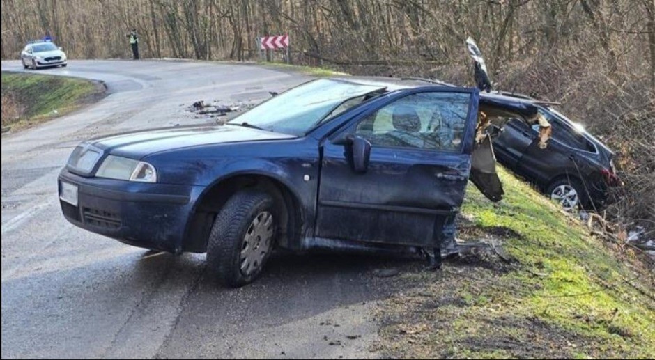  ŠEST OSOBA JE POVREĐENO U JEZIVOM UDESU Nakon sudara, zadnji i prednji deo putničkog automobila su pukli i razdvojili se