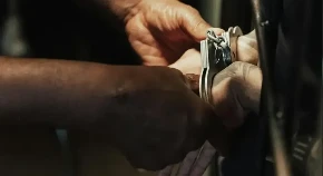 MUŠKARAC NAPAO POLICAJCE I OŠTETIO POLICIJSKO VOZILO! Drama u Varvarinu 