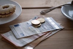 FOTOGRAFIJA RAČUNA IZ RESTORANA ŠOKIRALA SVE Momak nije ostavio bakšiš, izrevoltirani konobar uradio OVO (FOTO)