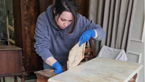 NEVEROVATNO Žena kupila stari stočić i u njemu pronašla dragocenost staru 100 godina (VIDEO)