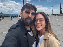 MINA I LOLA IZAŠLE IZ PORODILIŠTA Ognjen Amidžić nije došao po njih, evo ko je poneo nosiljku!