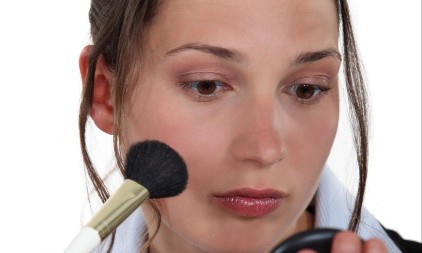 Jedan potez ajlajnerom briše umoran izgled: Žene kažu da lice izgleda mlađe za tren