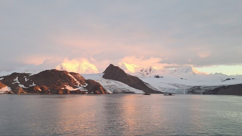 PIO SAM VODU IZ GLEČERA, TO JE PRAVI ELIKSIR Naučnik Aleksandar duže od mesec dana na istraživačkom brodu na Antarktiku