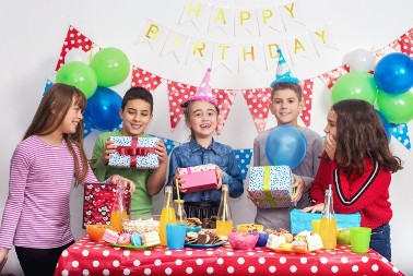 SRBIN OTIŠAO NA DEČJI ROĐENDAN I ZANEMEO! Ono što je video na stolu vratilo ga pravo u detinjstvo (FOTO)