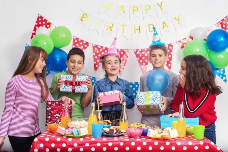 SRBIN OTIŠAO NA DEČJI ROĐENDAN I ZANEMEO! Ono što je video na stolu vratilo ga pravo u detinjstvo (FOTO)