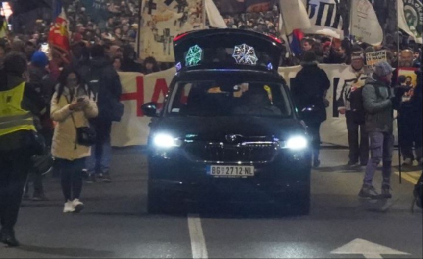 ZADNJI TRZAJI ŽIVOTA POKOJNOG BLOKADERSKOG POKRETA! Tragikomični skup opozicije nalik na sahranu