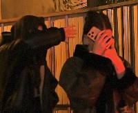 Gađala konobaricu tamponom, tukla obezbeđenje! Svastika slavnog pevača demolirala klub , sad ide u zatvor!