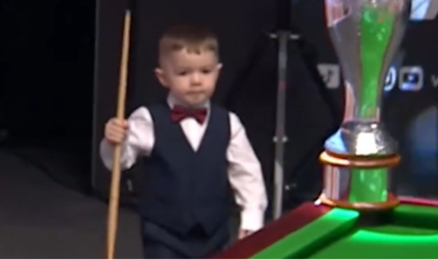 DVOGODIŠNJAK OBORIO DVA GINISOVA REKORDA Dečak potpuno šokirao svet (VIDEO)