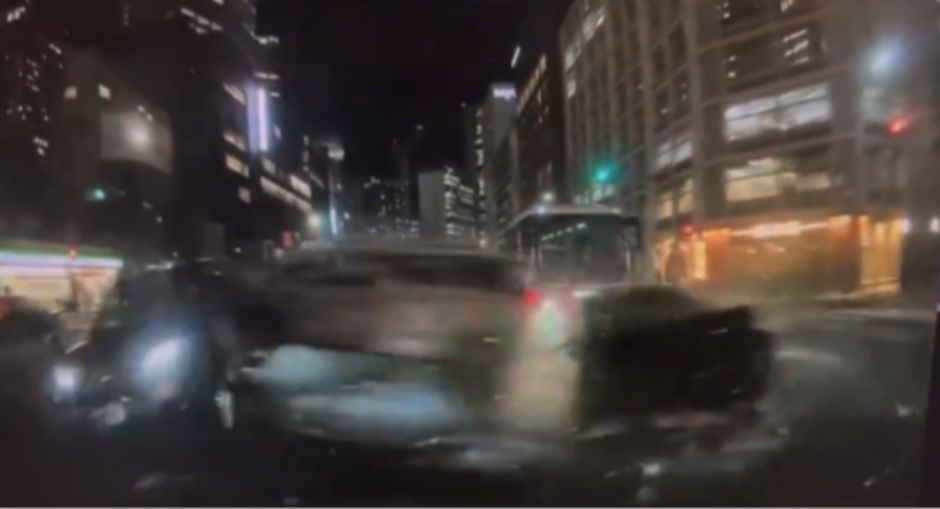 UZNEMIRUJUĆI SNIMAK! Državni auto jurio ogromnom brzinom, pa izazvao stravičan sudar - ima mrtvih (VIDEO)