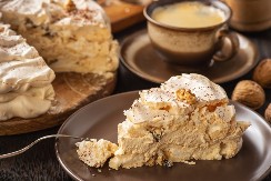 ŠPANSKI VETAR ZA DEČIJE ROĐENDANE Kremasta i raskošna, jede se polako, a pamti dugo