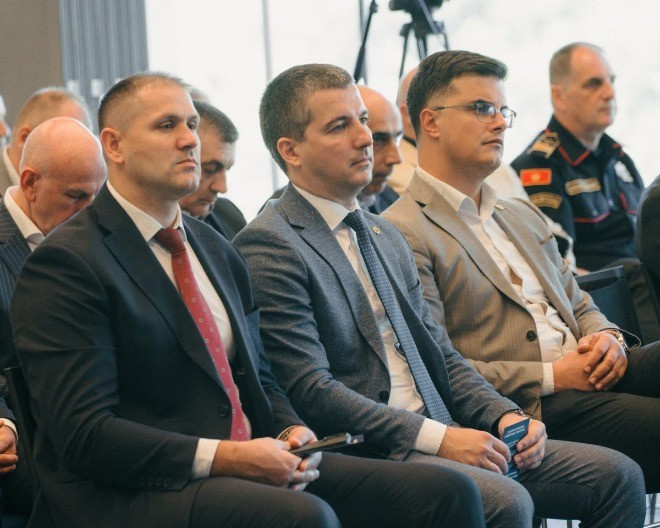 MINISTAR I DIREKTOR POLICIJE ĆUTE DOK IM OSUĐENICI BJEŽE: Bečić ne traži odgovornost i ostavke