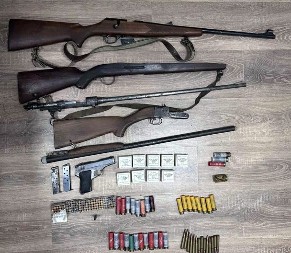 PRONAĐENE TRI PUŠKE, PIŠTOLJ I 390 METAKA Krivična prijava protiv muškarca (83) iz okoline Bačke Palanke
