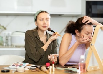 Pre bi vam rekli da ste lude, a danas vam se dive na hrabrosti: Ovo je novi šminkerski fenomen, žene širom sveta odlepile za njim