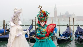 KARNEVAL U VENECIJI JE PRAVI SPEKTAKL Grad postaje pozorište na otvorenom, a raskošne maske i kostimi su na svakom koraku