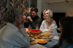 Svaki put posle ručka kod svekrve dobijala bolove u stomaku! Kad je zamenila tanjir sa mužem, usledio je ŠOK koji je rasturio brak!