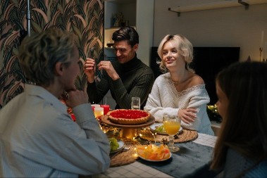 Svaki put posle ručka kod svekrve dobijala bolove u stomaku! Kad je zamenila tanjir sa mužem, usledio je ŠOK koji je rasturio brak!