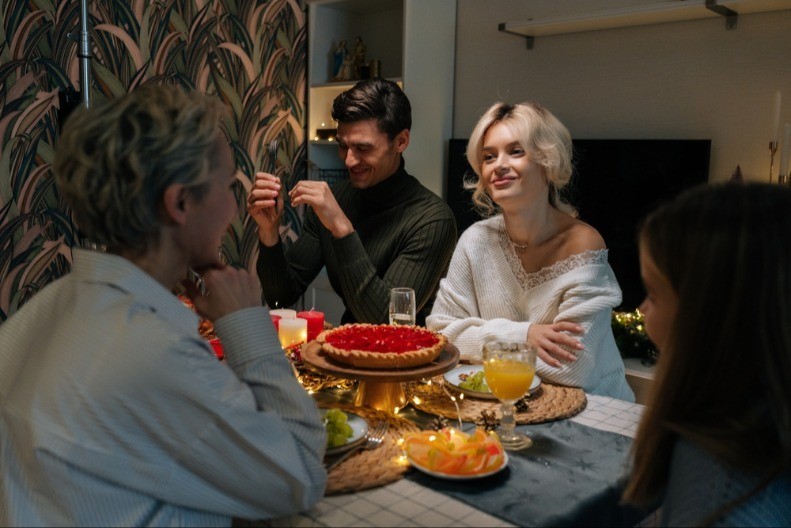 Svaki put posle ručka kod svekrve dobijala bolove u stomaku! Kad je zamenila tanjir sa mužem, usledio je ŠOK koji je rasturio brak!