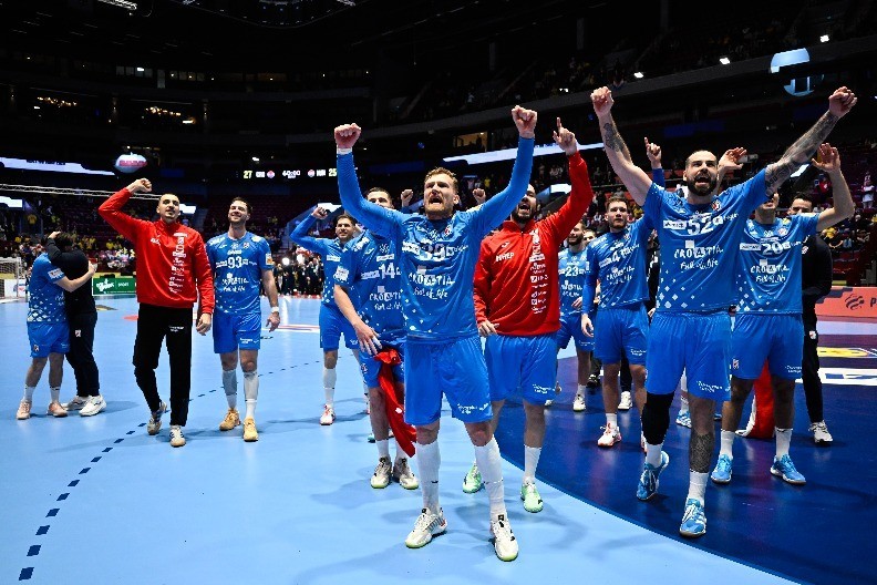 NOVI SKANDAL Sramno slavlje Hrvata, pevali "Za dom spremni"