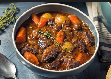 LOVAČKI PAPRIKAŠ SA JUNETINOM I VINOM Jelo zbog kog duša ostaje na tanjiru