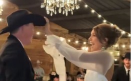 SLAVILI PRVI PLES, A ONDA... Kumovi srušili mladoženju na pod, mlada ga „počastila“ pred svima – gosti ostali bez teksta