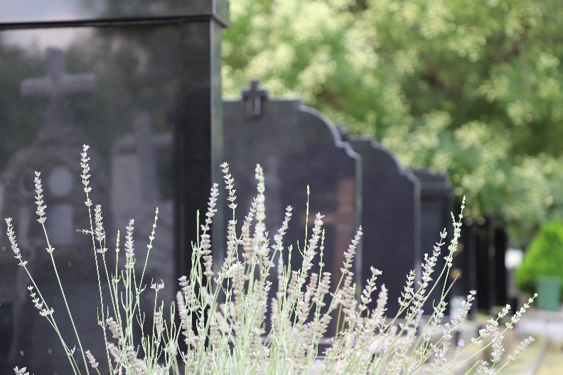 JKP „POGREBNE USLUGE“ BEOGRAD PODSEĆA SUGRAĐANE NA OBAVEZU ODRŽAVANJA SPOMENIKA NA PORODIČNIM GROBNIM MESTIMA