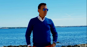 "VIĐAM SAMO MOMKA KOJI DOLAZI KOD NJEGA, ŽENU I DECU NIKAD NISAM SRELA" Komšije o pevaču imaju svašta da kažu, a jedna stvar im je posebno sumnjiva