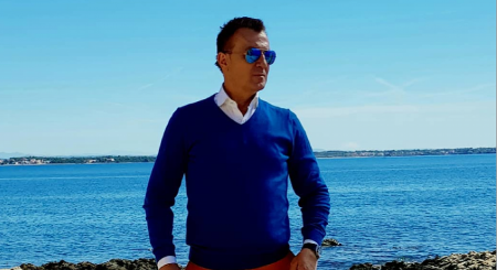 "VIĐAM SAMO MOMKA KOJI DOLAZI KOD NJEGA, ŽENU I DECU NIKAD NISAM SRELA" Komšije o pevaču imaju svašta da kažu, a jedna stvar im je posebno sumnjiva