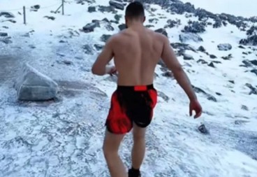 MAJKO MILA, DA LI JE NORMALAN? Skinuo se u ŠORTS na -37°C, a onda uradio OVO – LJUDI U ŠOKU GLEDAJU SNIMKE!