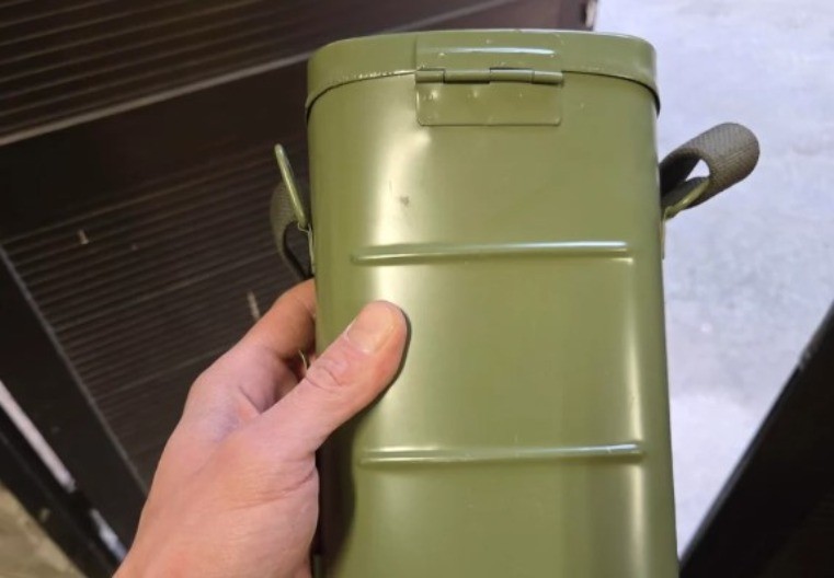 OTKRIĆE IZ DOBA JUGOSLAVIJE Pronašao kutiju u podrumu, kad je video šta je unutra - ZANEMEO OD ŠOKA! (FOTO)