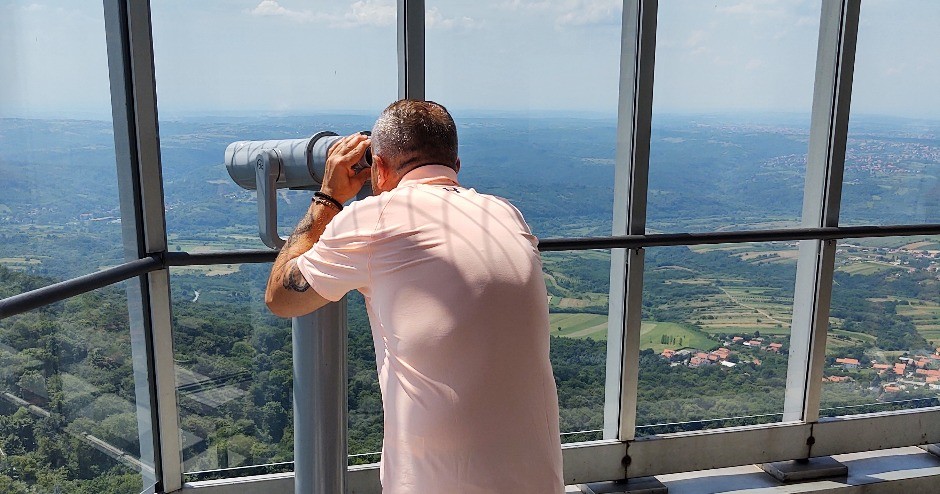 PREVARIO ŽENU, PA ZAPROSIO LJUBAVNICU! Sve se desilo pred kamerama, a nakon skandala se vratio supruzi!