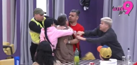 ODUZET JOJ MESEČNI HONORAR ZBOG JEZIVOG NASILJA Pljuvala cimera, pa skočila na njega, obezbeđenje hitno reagovalo 