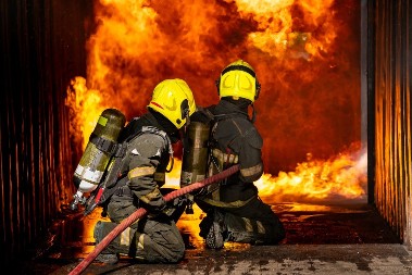  POŽAR U GROCKOJ Veliki broj vatrogasaca u borbi sa vatrenom stihijom
