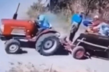 JEZIV SNIMAK SA PUTA Automobil se zakucao u traktor i u deliću sekunde ga RAZNEO - ljudi se krste i levom i desnom! (VIDEO)