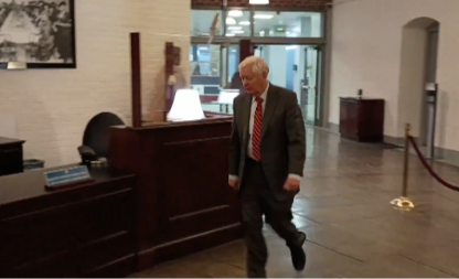 BRUTALNA PROVOKACIJA U VAŠINGTONU:  Novinar pitao Trampovog čoveka „Jesi li gej?“ (VIDEO)