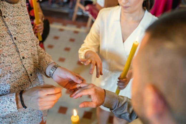 SRBIN U ŠOKU ZBOG OVE DILEME Mladić pitao da li sme da bude sa kumom – odgovor crkve IZAZVAO HAOS