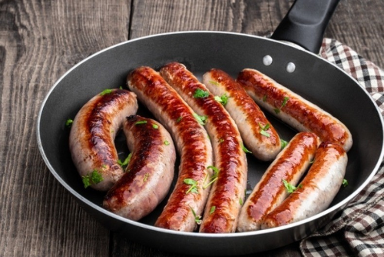Profesionalni kuvari otkrivaju: 1 sastojak za sočne kobasice koje nikad ne pucaju